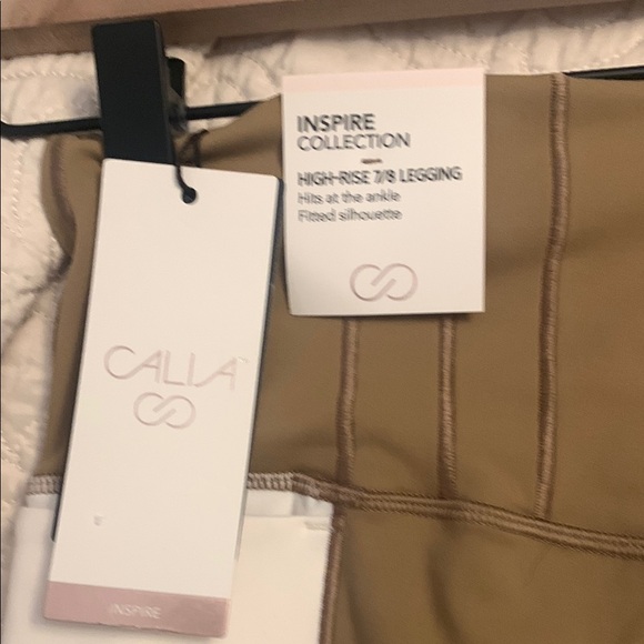 Tan and White High-Waisted Leggings with Color-Block Design - Picture 3 of 4